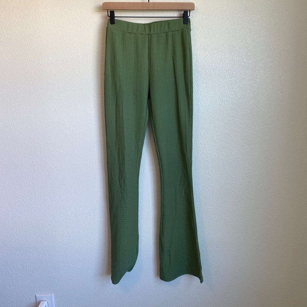 Green textured pants